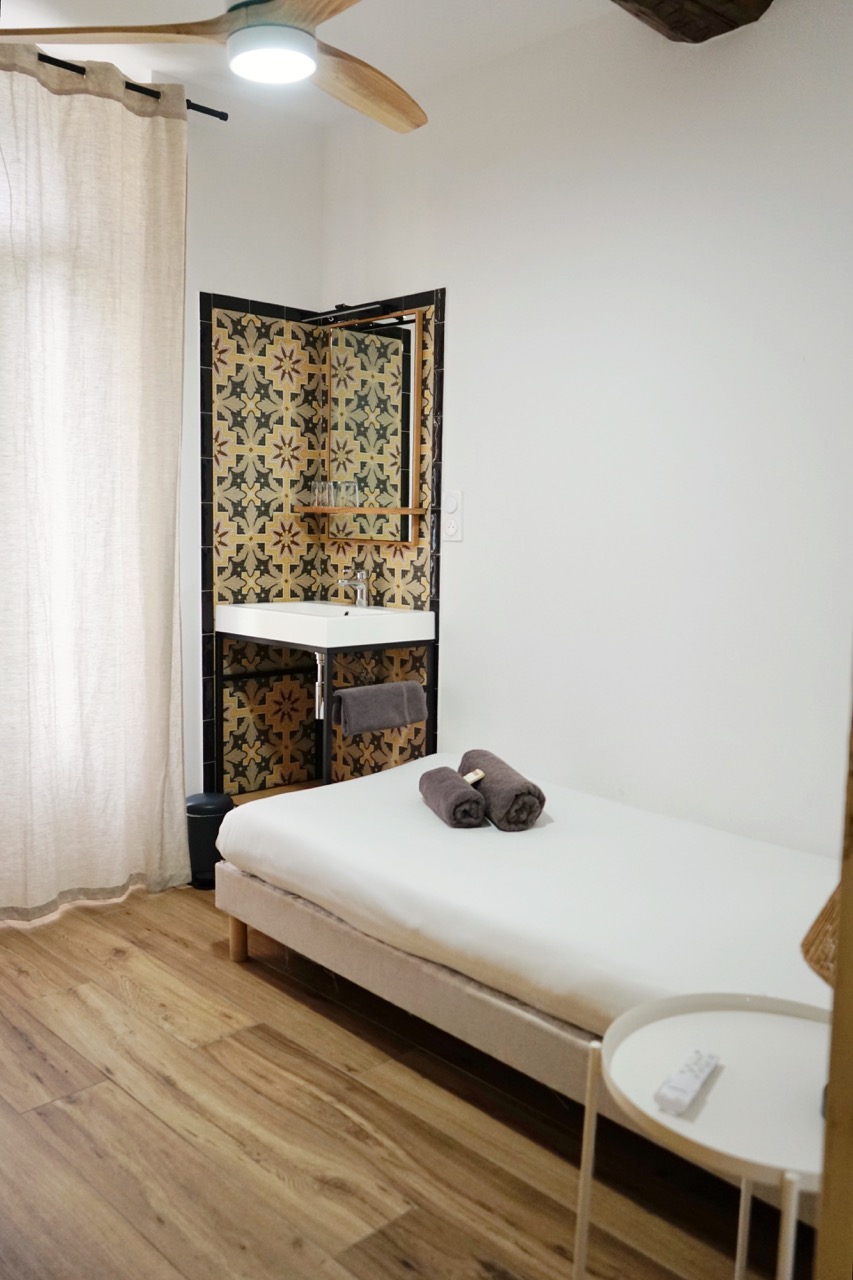 Chambre Single - Salle de bain commune image 3